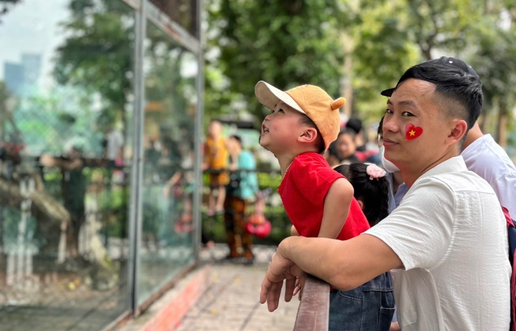 Vườn thú Hà Nội đông nghịt người ngày đầu kỳ nghỉ lễ 30/4-1/5