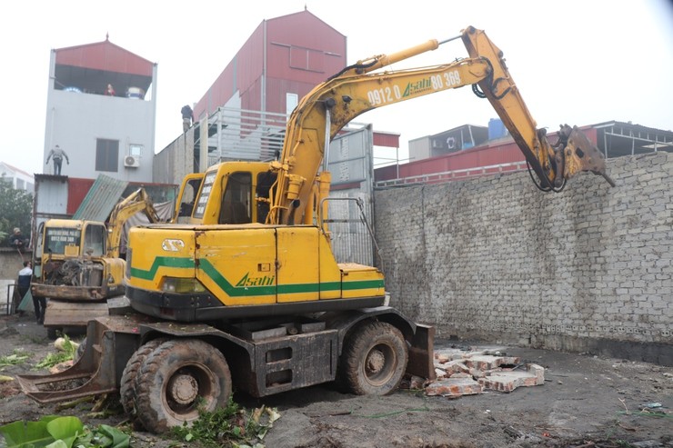 Tháo dỡ các công trình vi phạm