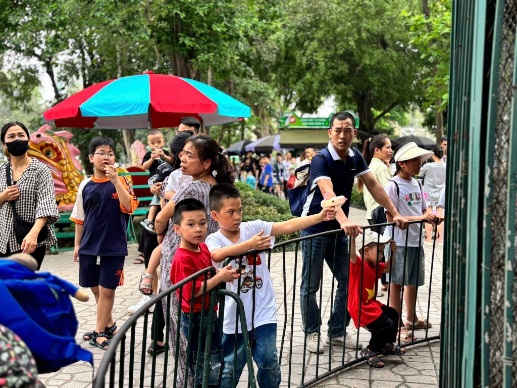 Vườn thú Hà Nội đông nghịt người ngày đầu kỳ nghỉ lễ 30/4-1/5