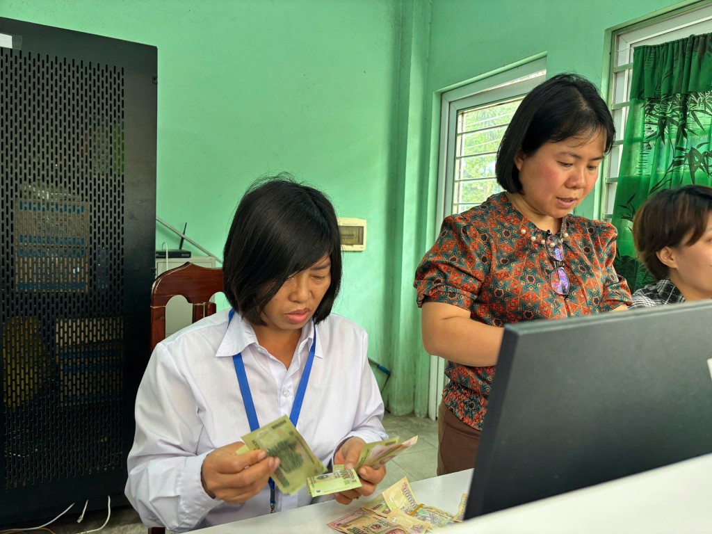 Vườn thú Hà Nội đông nghịt người ngày đầu kỳ nghỉ lễ 30/4-1/5