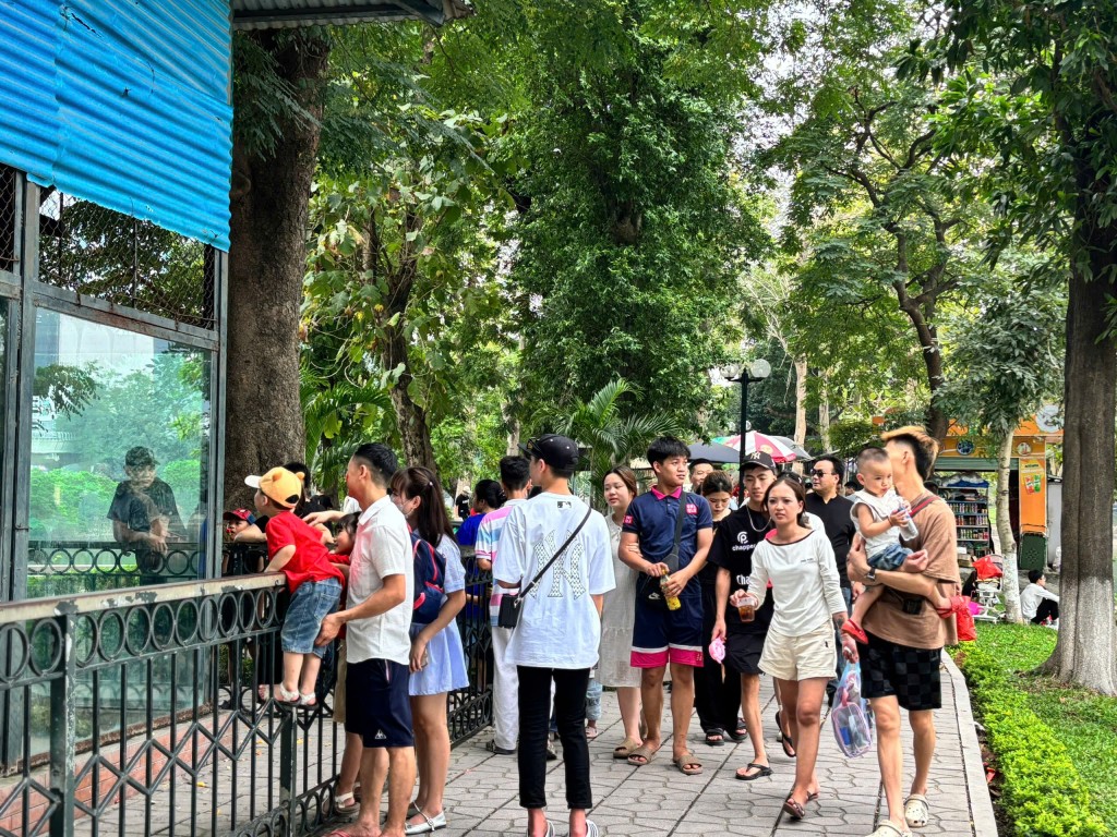Vườn thú Hà Nội đông nghịt người ngày đầu kỳ nghỉ lễ 30/4-1/5