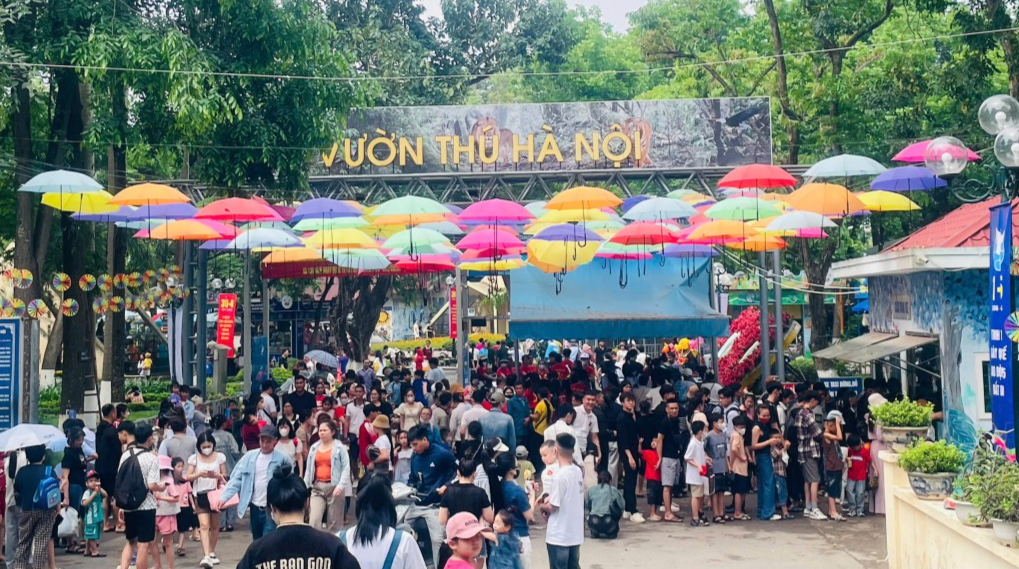 Vườn thú Hà Nội đông nghịt người ngày đầu kỳ nghỉ lễ 30/4-1/5