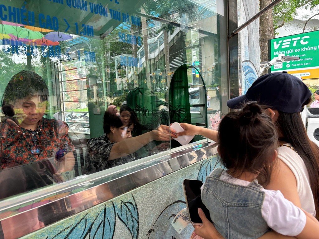 Vườn thú Hà Nội đông nghịt người ngày đầu kỳ nghỉ lễ 30/4-1/5