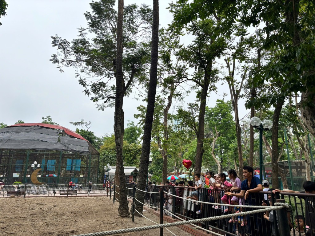 Vườn thú Hà Nội đông nghịt người ngày đầu kỳ nghỉ lễ 30/4-1/5