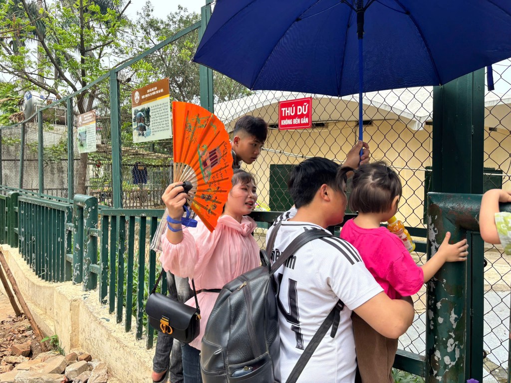 Vườn thú Hà Nội đông nghịt người ngày đầu kỳ nghỉ lễ 30/4-1/5