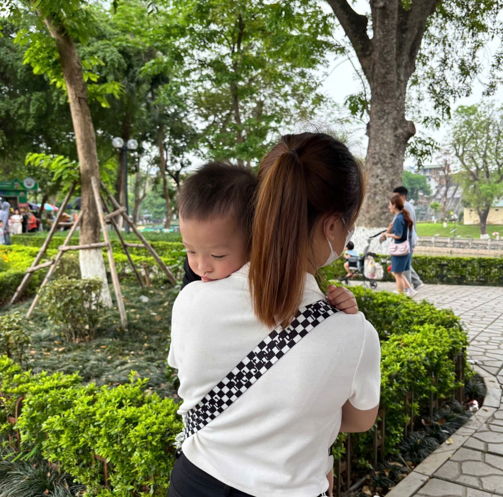 Vườn thú Hà Nội đông nghịt người ngày đầu kỳ nghỉ lễ 30/4-1/5