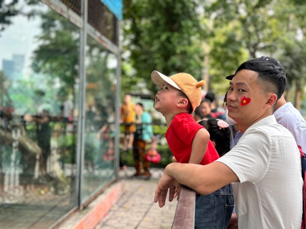 Vườn thú Hà Nội đông nghịt người ngày đầu kỳ nghỉ lễ 30/4-1/5