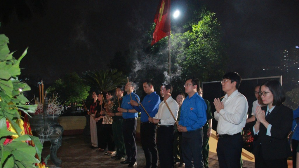 Các đại biểu dâng hương, dâng hoa tại Nghĩa trang Mai Dịch.
