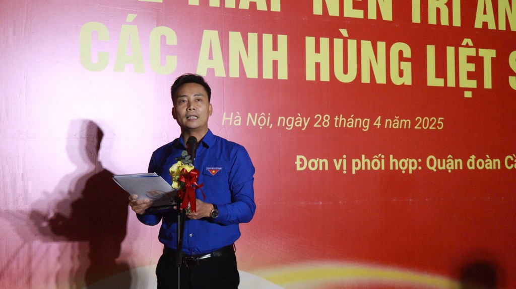 Đồng chí Nguyễn Đức Tiến, Uỷ viên BCH Trung ương Đoàn, Phó Bí thư thường trực Thành đoàn, Chủ tịch Hội LHTN Việt Nam thành phố Hà Nội phát biểu tại buổi lễ.