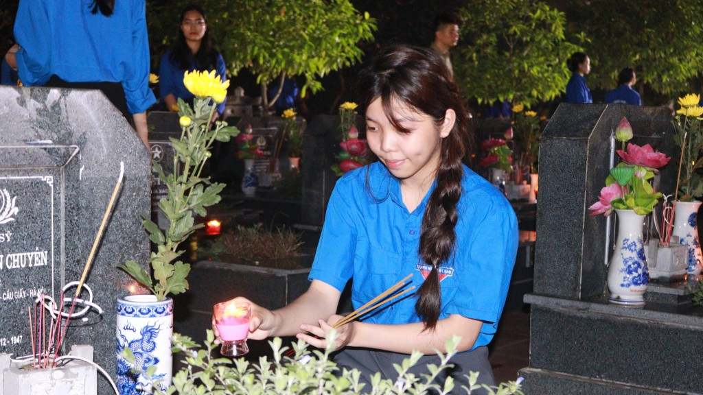 Đoàn viên, lực lượng vũ trang bày tỏ sự tri ân tại buổi lễ.
