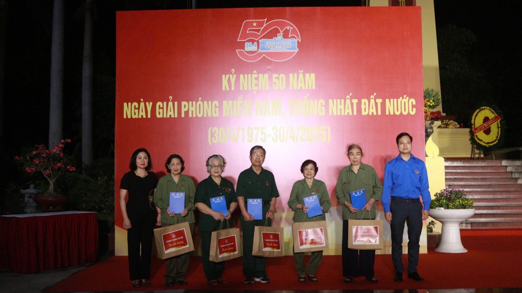 Đồng chí Trần Quang Hưng, Phó Bí thư Thành đoàn Hà Nội và Nguyễn Thị Thanh, Uỷ viên Ban thường vụ Quận uỷ, Chủ tịch Uỷ ban Mặt trận Tổ quốc Việt Nam Quận trao tặng suất quà đến gia đình chính sách, các bác thương bệnh binh, gia đình có công với cách mạng trên địa bàn quận Cầu Giấy.