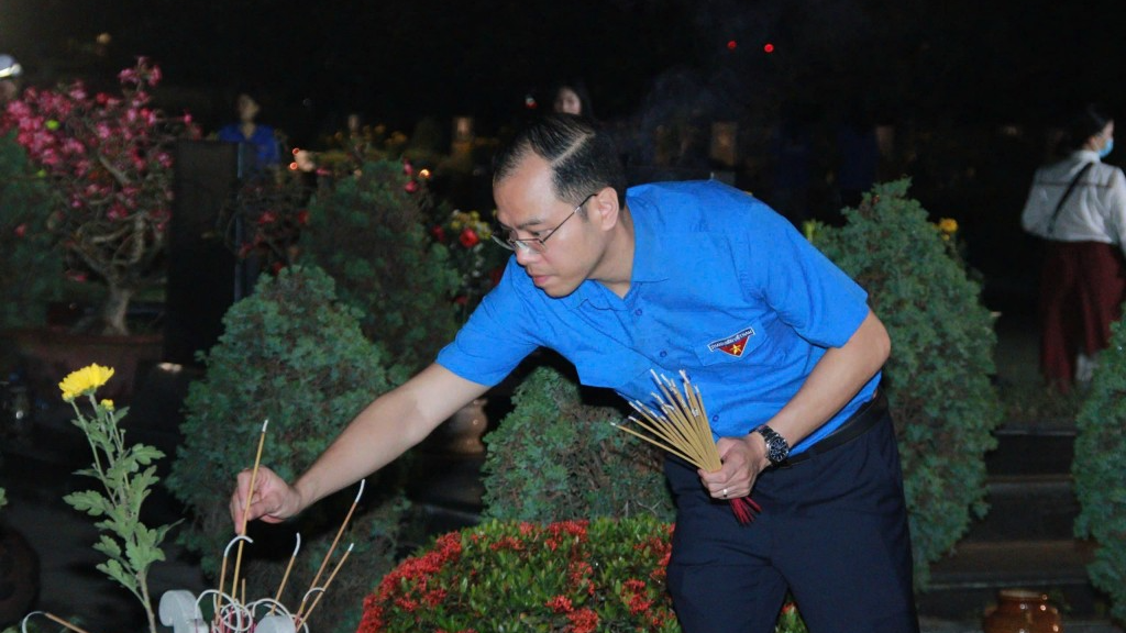 Lãnh đạo Thành đoàn cùng cựu chiến binh thắp nén tâm hương đến anh linh những lãnh thành cách mạng, anh hùng liệt sĩ.