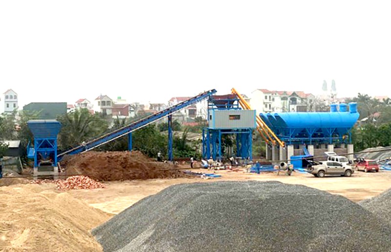 Đất nông nghiệp bị san lấp, tập kết vật liệu xây dựng và lắp đặt trạm trộn bê tông ở xã Quang Lãng, huyện Phú Xuyên (Ảnh: ANTĐ)