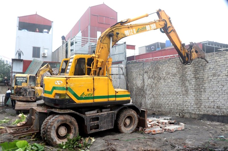 Lực lượng chức năng tổ chức cưỡng chế, phá dỡ công trình vi phạm
