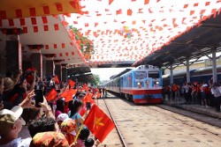 Xúc động đoàn tàu Thống Nhất gặp nhau tại ga Đà Nẵng trưa 30/4