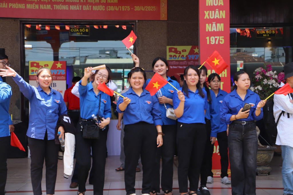 Đoàn viên, thanh niên phấn khởi mang theo cờ Tổ quốc, chờ đón đôi tàu Thống Nhất (Ảnh Đ.Minh)