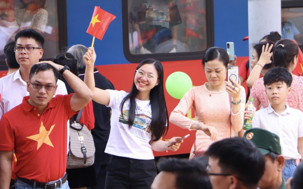 Những hành khách trên đoàn tàu đặc biệt bày tỏ niềm hạnh phúc trào dâng khi nhận được sự chào đón nồng nhiệt của lãnh đạo và người dân Đà Nẵng (Ảnh Đ.Minh)