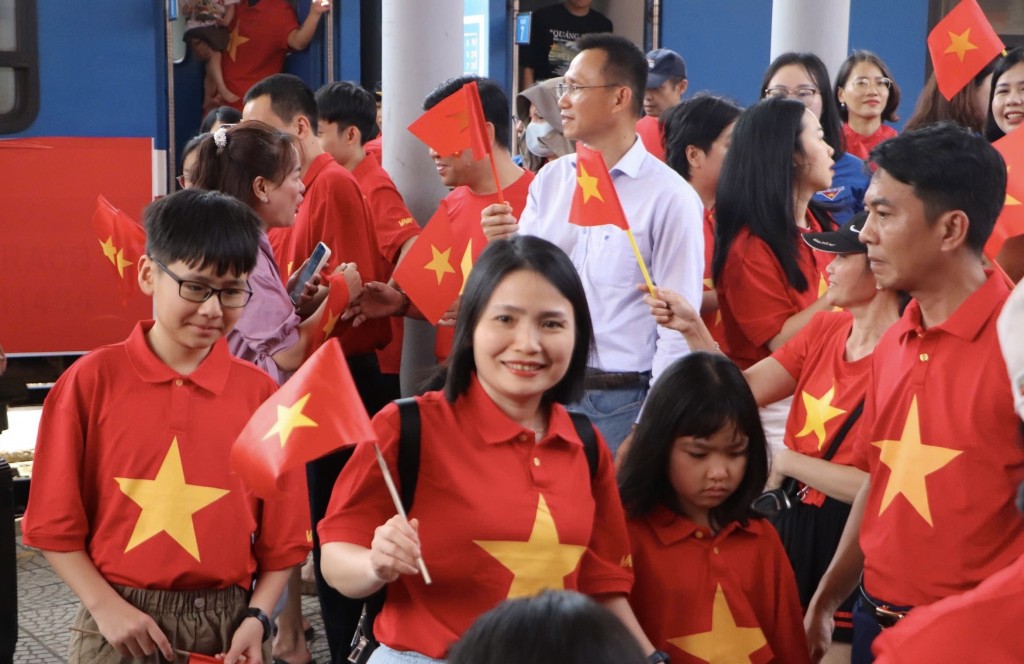 Xúc động đoàn tàu Thống Nhất gặp nhau tại ga Đà Nẵng trưa 30/4