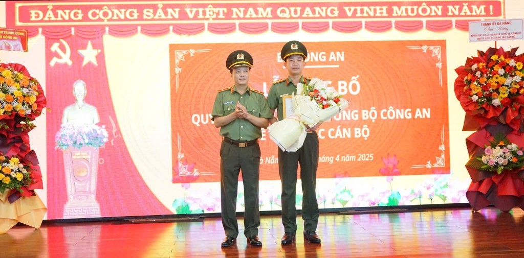 Thiếu tướng Đặng Hồng Đức trao quyết định của Bộ trưởng Bộ Công an giao Thượng tá Nguyễn Đại Đồng Phó Giám đốc, phụ trách Công an TP Đà Nẵng trong thời gian chờ bổ nhiệm Giám đốc mới (Ảnh: CA)