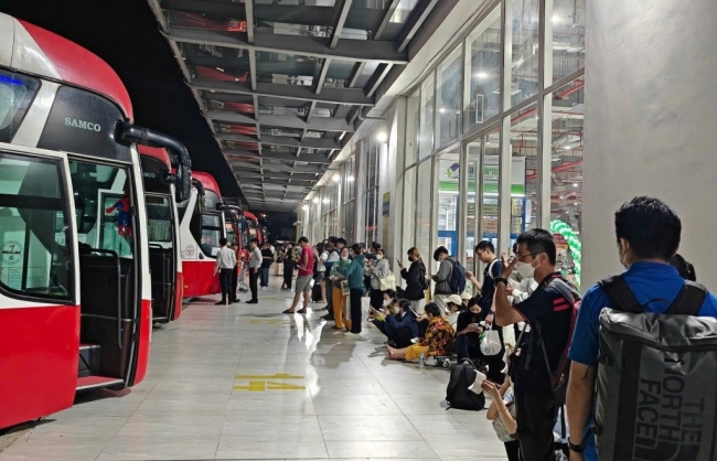 Bến xe, nhà ga nhộn nhịp trong ngày nghỉ lễ đầu tiên