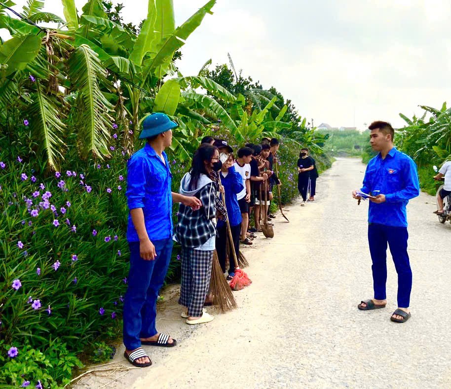  Đoàn Thanh niên thôn Duyên Yết luôn gần dân, lắng nghe và kịp thời tuyên truyền các chính sách của xã