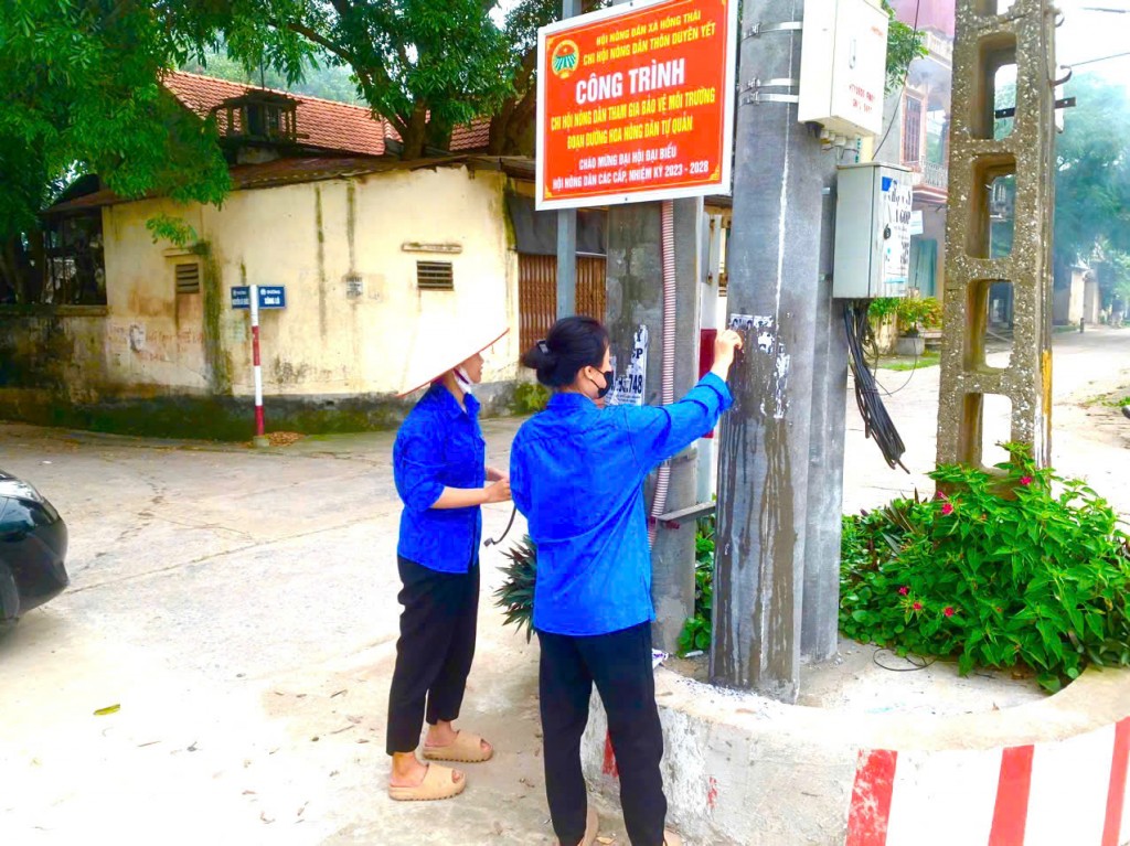 Đoàn viên thanh niên thôn Duyên Yết tích cực tuyên truyền các chủ trương, chính sách đến người dân trong thôn