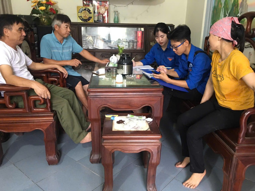 Đoàn viên thanh niên phối hợp tuyên truyền vận động người dân trên địa bàn xã Hồng Thái đồng thuận trả mặt bằng quỹ đất sạch để kêu gọi dự án đầu tư sản xuất sản phẩm nông nghiệp chất lượng cao
