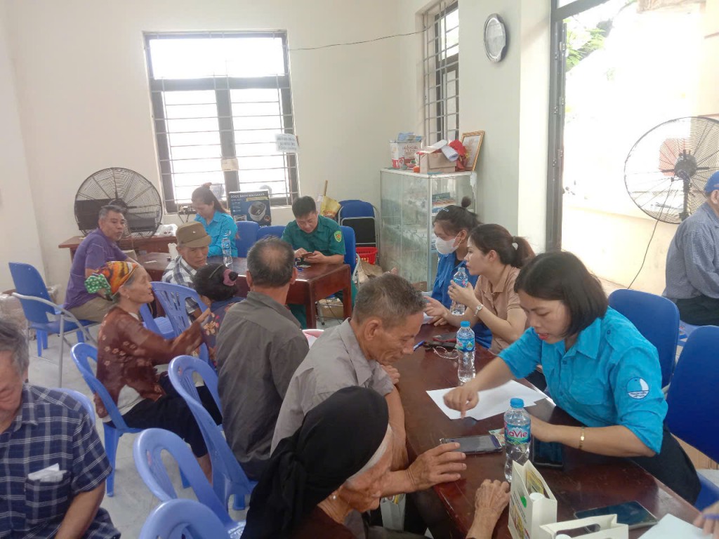 Các bạn trẻ xã Hồng Thái tuyên truyền, hướng dẫn người dân thực hiện các thủ tục hành chính
