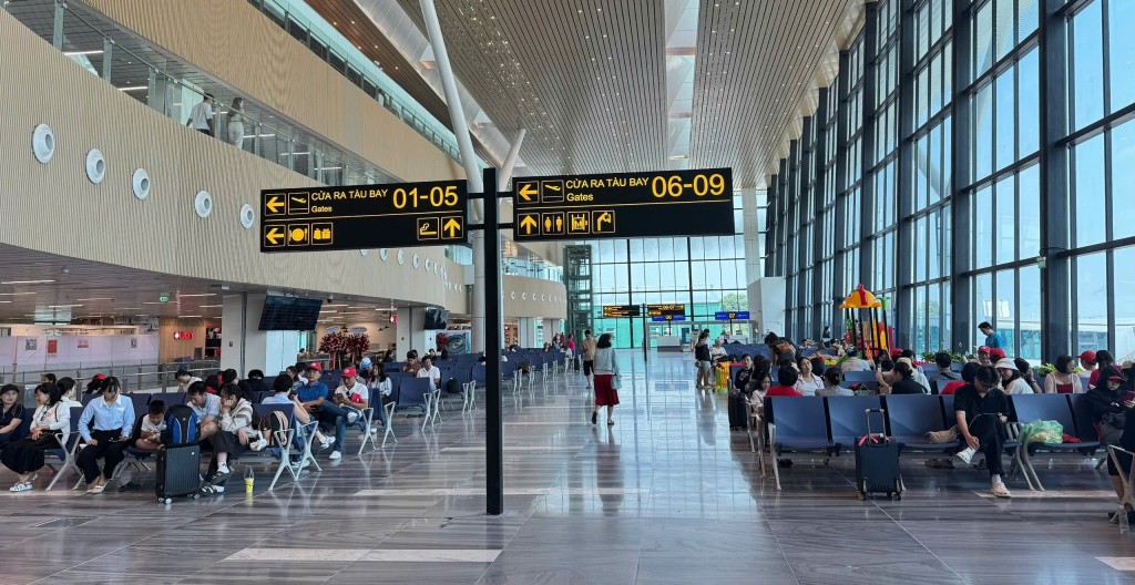 Ngày 30/4, sân bay Tân Sơn Nhất dự kiến phục vụ hơn 115.000 lượt khách, với 767 chuyến bay cất hạ cánh (Ảnh: H.Phạm)