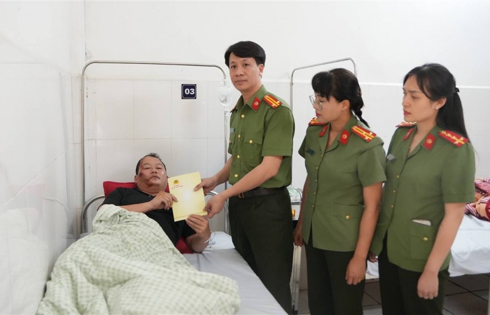 Cao Bằng: Một đối tượng đâm xe khiến Thiếu tá công an bị thương