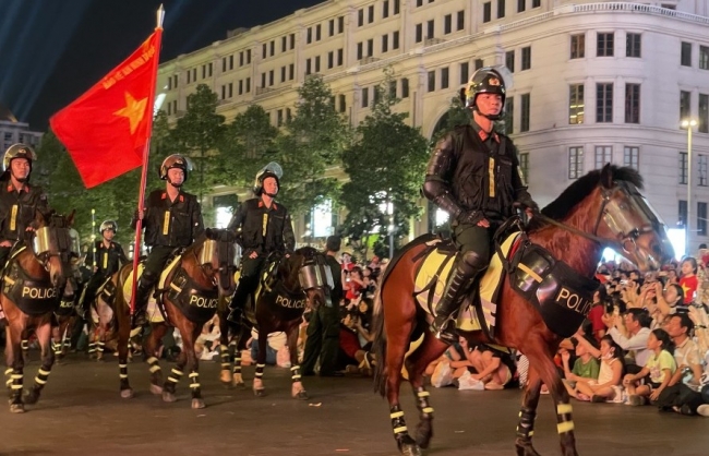 Người dân phấn khích với màn biểu diễn kỵ binh, pháo hoa, mapping
