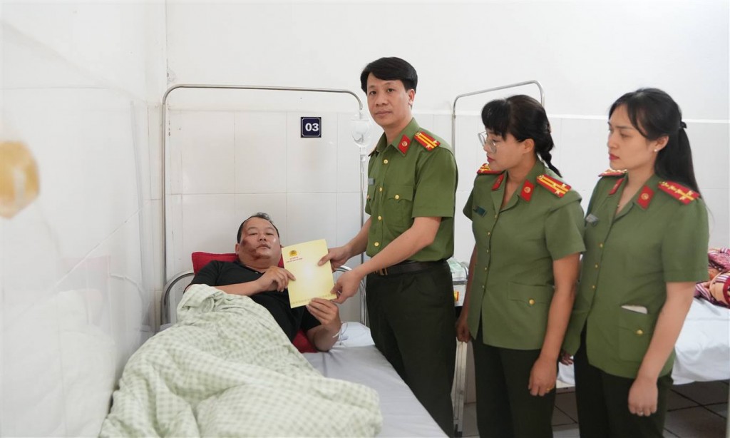 Trung tá Lê Thanh Bình, Phó Giám đốc Công an tỉnh thăm hỏi, động viên Thiếu tá Hoàng Văn Huấn tại Bệnh viện Đa khoa tỉnh Cao Bằng