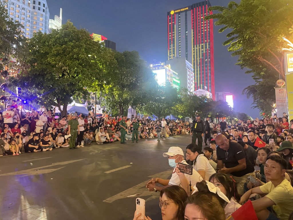 Càng về tối, lượng người đổ về đây càng đông, lực lượng chức năng đã phải lập các rào chắn để đảm bảo an toàn