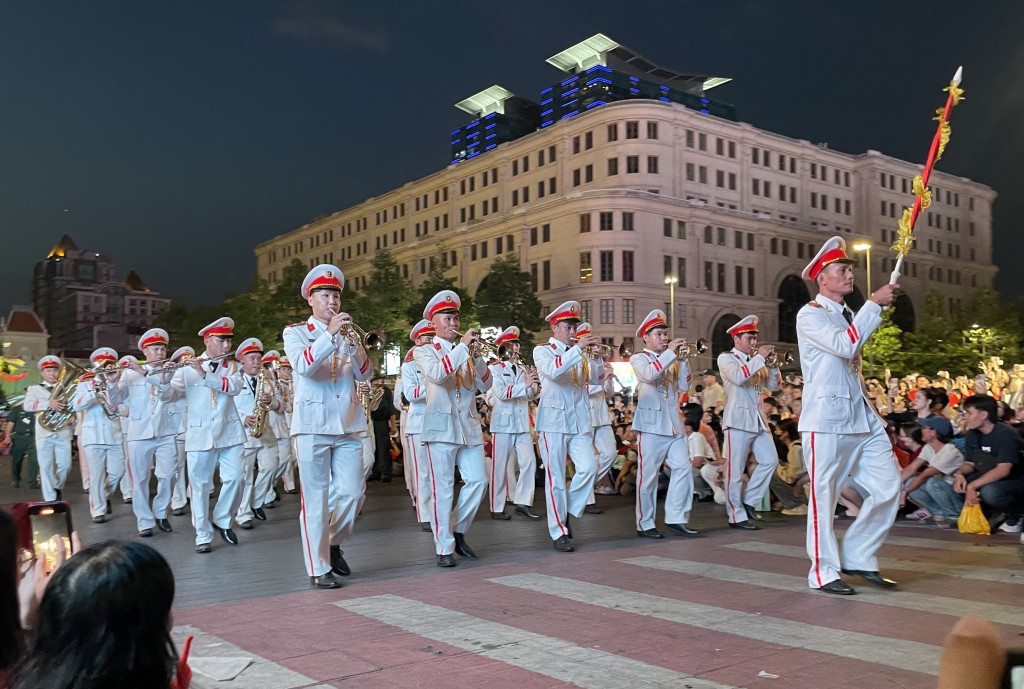 Diễu hành cùng đội kỵ binh còn có các chiến sĩ 