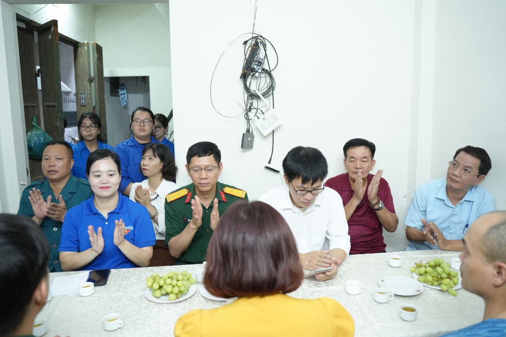 Lãnh đạo quận Đống Đa thăm hỏi và động viên gia đình quân nhân Nguyễn Vi Hưng Lãnh đạo quận Đống Đa thăm hỏi và động viên gia đình quân nhân Nguyễn Vi Hưng