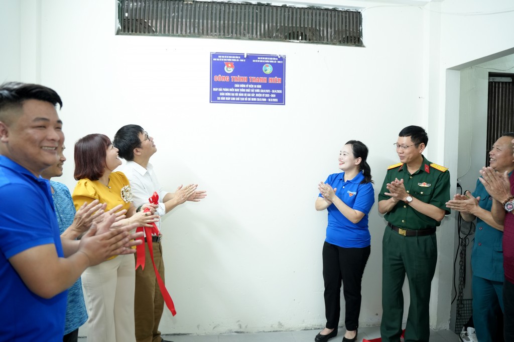 Các đại biểu khánh thành công trình sửa chữa nhà cho quân nhân Nguyễn Vi Hưng Các đại biểu khánh thành công trình sửa chữa nhà cho quân nhân Nguyễn Vi Hưng