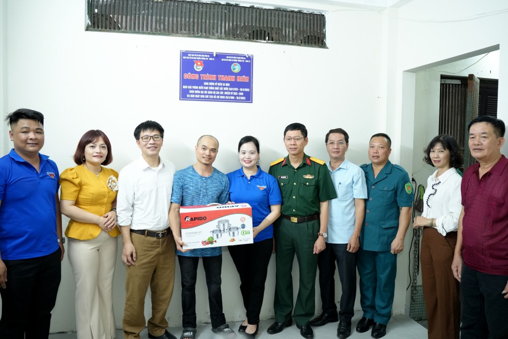 Đoàn phường Phương Liên - Trung Tự gửi tặng đến gia đình phần quà góp phần san sẻ khó khăn trong cuộc sống Đoàn phường Phương Liên - Trung Tự gửi tặng đến gia đình phần quà góp phần san sẻ khó khăn trong cuộc sống
