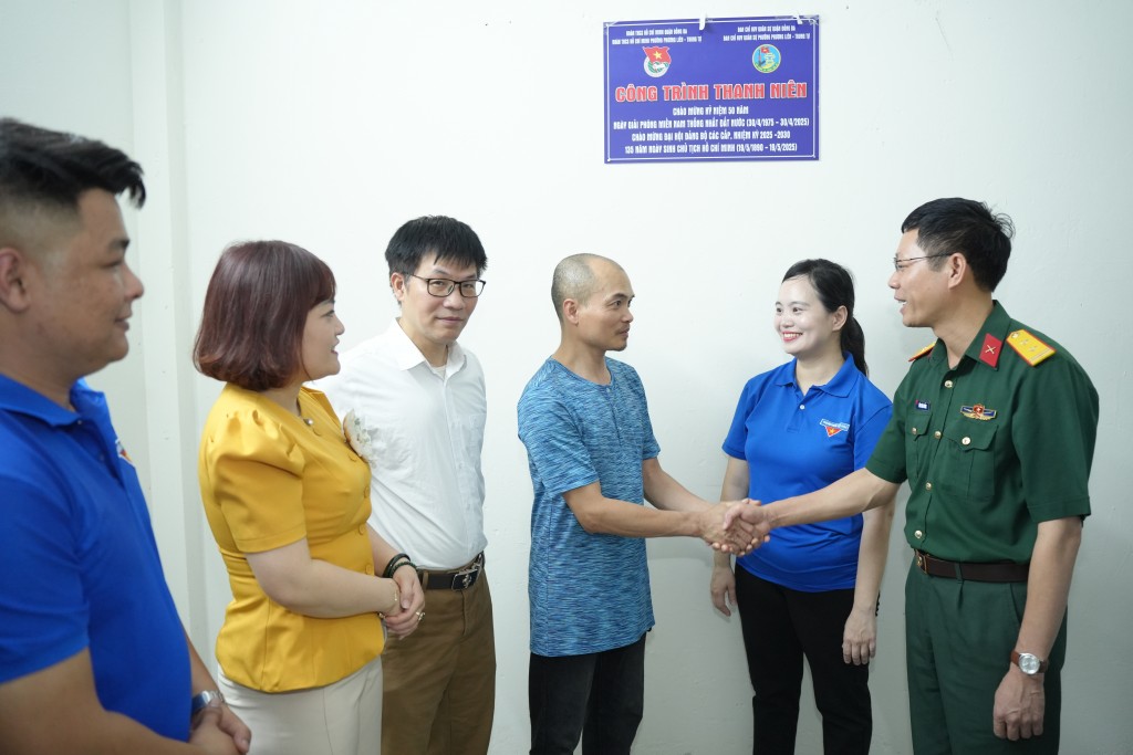 Ông Nguyễn Thanh Quang (bố của quân nhân Nguyễn Vi Hưng) đại diện gia đình cảm ơn sự quan tâm của các cấp chính quyền địa phương hỗ trợ cho gia đình Ông Nguyễn Thanh Quang (bố của quân nhân Nguyễn Vi Hưng) đại diện gia đình cảm ơn sự quan tâm của các cấp chính quyền địa phương hỗ trợ cho gia đình