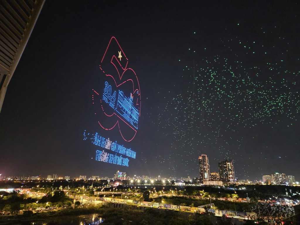 Ngoài pháo hoa, TP Hồ Chí Minh còn tổ chức trình diễn drone tạo hình trên bầu trời Ngoài pháo hoa, TP Hồ Chí Minh còn tổ chức trình diễn drone tạo hình trên bầu trời