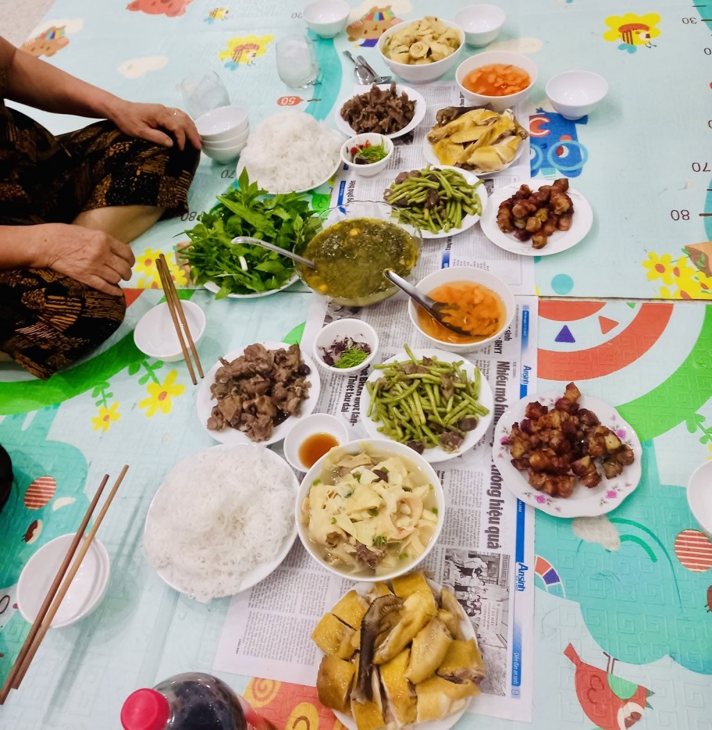 Người trẻ khoa bữa ăn tự làm