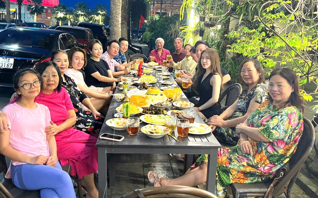 Những người thân cùng nhau sum vầy trong kỳ nghỉ lễ thêm ấm áp tình yêu thương