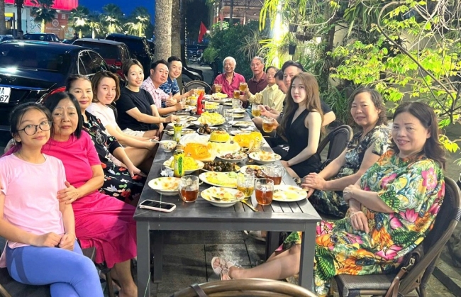 Bên mâm cơm đoàn viên, yêu thương thêm đong đầy