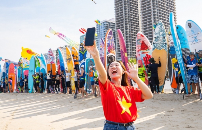 Gay cấn giải đua SUP DaNang Color Race trên biển Đà Nẵng