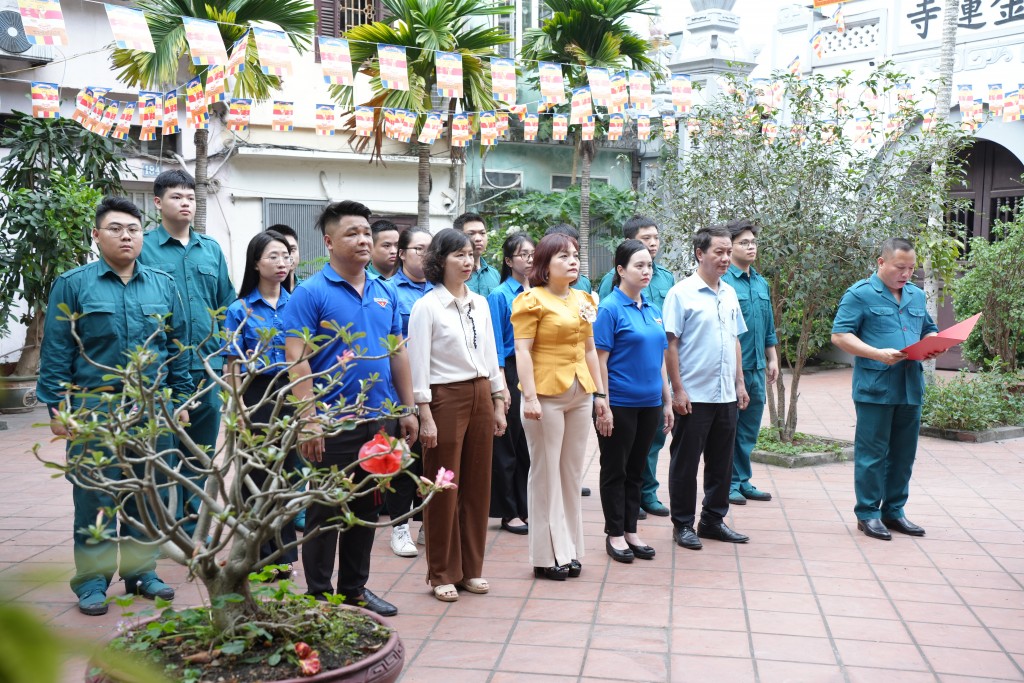 Trước đó, Tuổi trẻ quận Đống Đa đã dâng hương, dân hoa tại đài tưởng niệm liệt sĩ trên địa bàn Trước đó, Tuổi trẻ quận Đống Đa đã dâng hương, dân hoa tại đài tưởng niệm liệt sĩ trên địa bàn