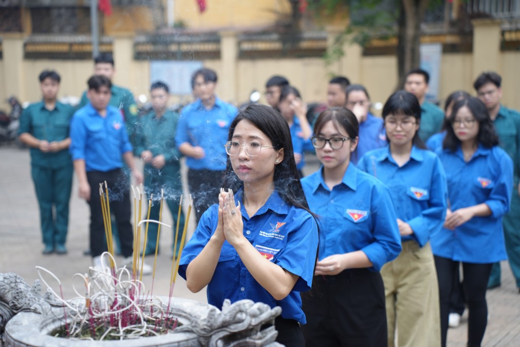 Đoàn viên, thanh niên dâng nén hương thơm tới các anh hùng liệt sĩ đã hy sinh vì nền độc lập của dân tộc Đoàn viên, thanh niên dâng nén hương thơm tới các anh hùng liệt sĩ đã hy sinh vì nền độc lập của dân tộc