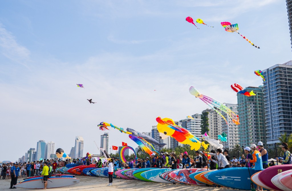 Giải đua SUP  DaNang Color Race nằm trong chuỗi hoạt động khai trương mùa du lịch biển Đà Nẵng 2025 (Ảnh Đ.Minh)