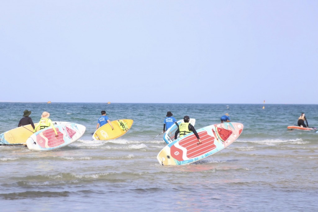 Giải SUP (ván chèo đứng) thi đấu các nội dung nam, nữ ở cự ly 200m - 6.000m (Ảnh Đ.Minh)