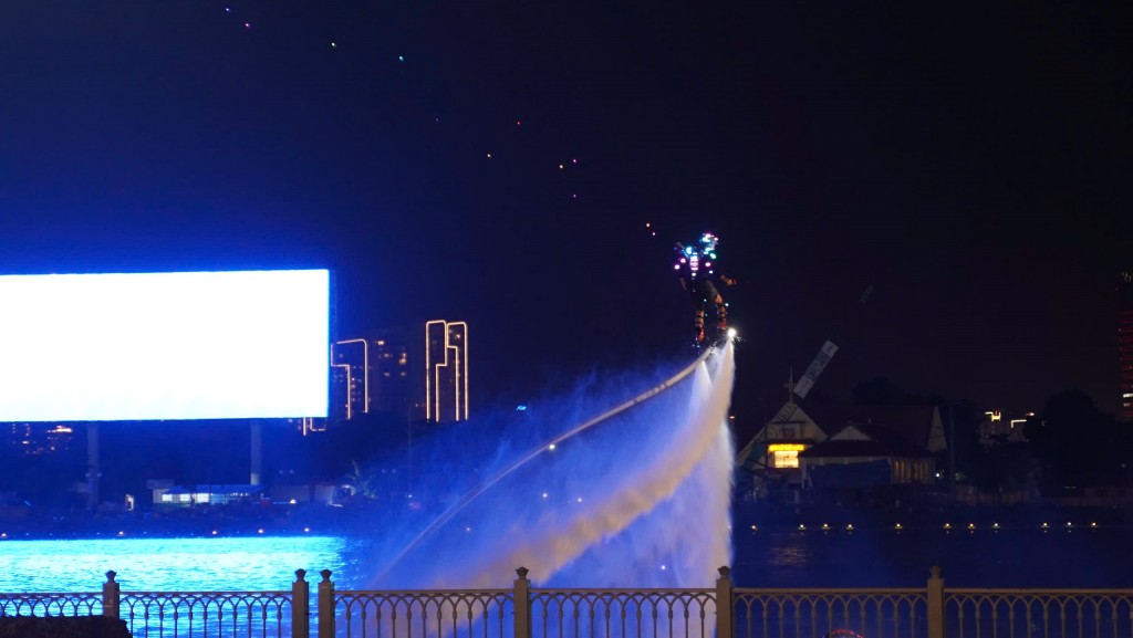 TP Hồ Chí Minh rực rỡ bầu trời đêm mừng ngày giải phóng