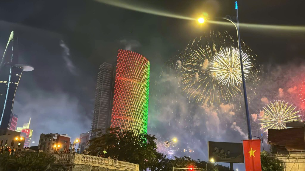 TP Hồ Chí Minh rực rỡ bầu trời đêm mừng ngày giải phóng