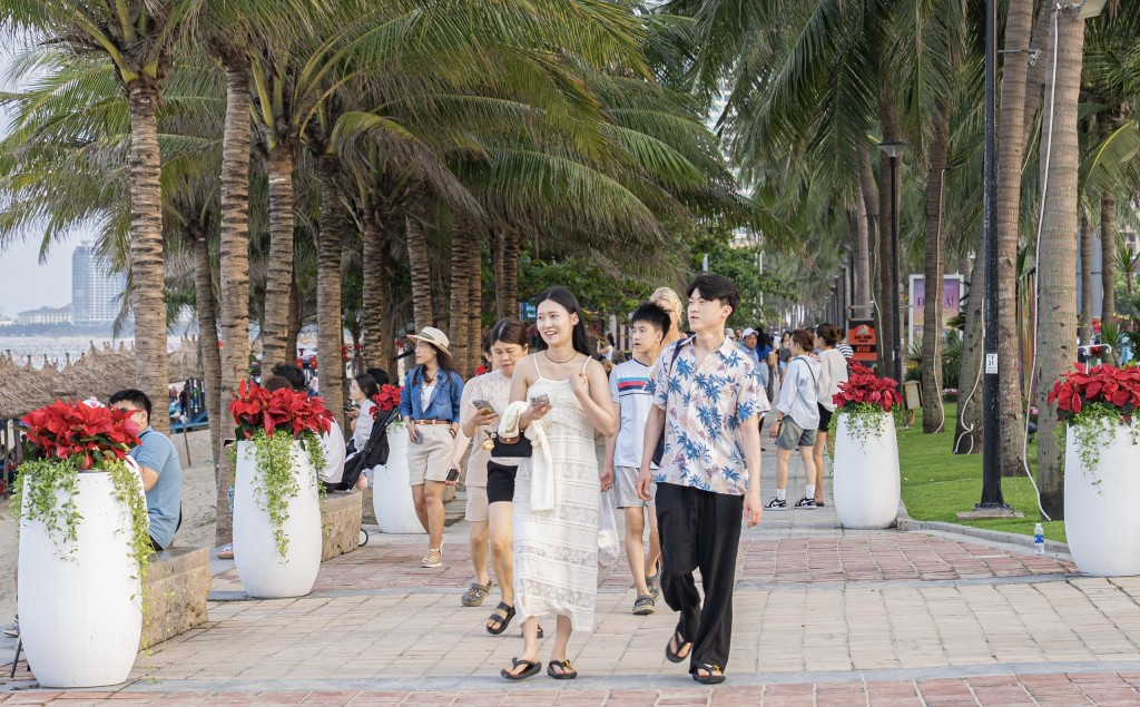 Du khách tham quan đường hoa biển (Ảnh: Đ.Minh)